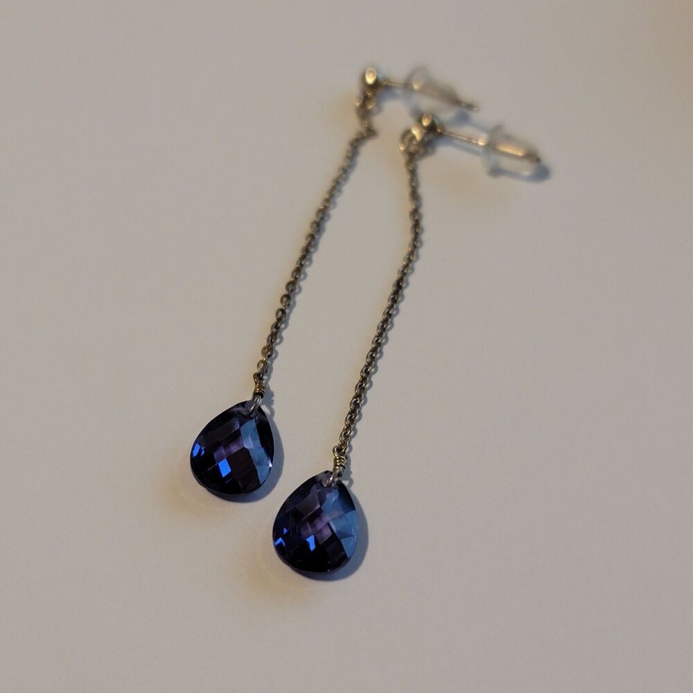 Elegant Silver & Purple Teardrop Dangle Earrings – Faceted Crystal Drops
